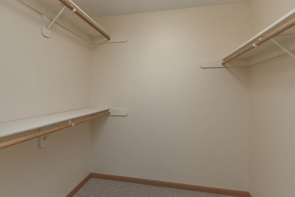 Photos and Video of Stewart Park Apartments in Des Moines, IA